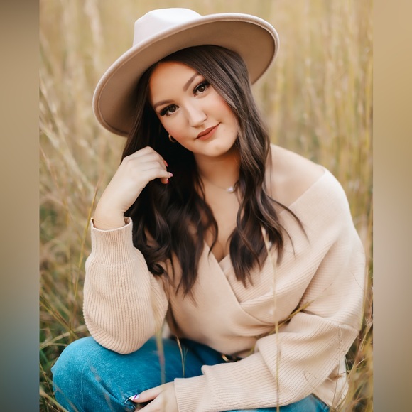 Meet your Posher, Hayley - Picture 2 of 3